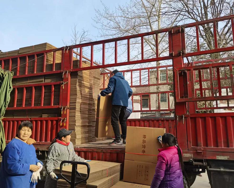 甲盾紙(zhǐ)箱送貨現(xiàn)場