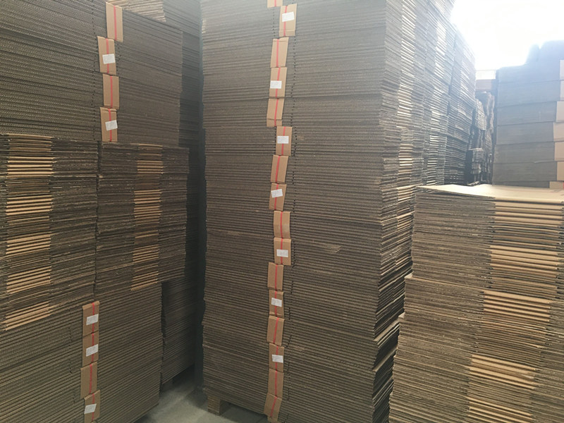 紙(zhi)箱生産團(tuan)隊